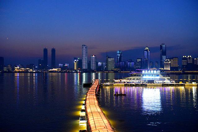 流光溢彩映英雄城 南昌燈光秀，一場(chǎng)現(xiàn)代與歷史的視覺(jué)交響