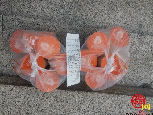 濟(jì)南市民為 高烤 降溫 送護(hù)航交警暖心冷飲
