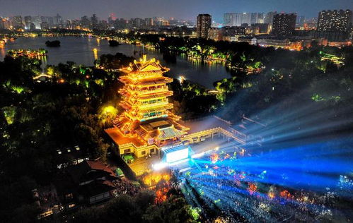 泉水奇妙夜 在超然樓前上演 2024濟(jì)南泉水節(jié)拉開(kāi)帷幕