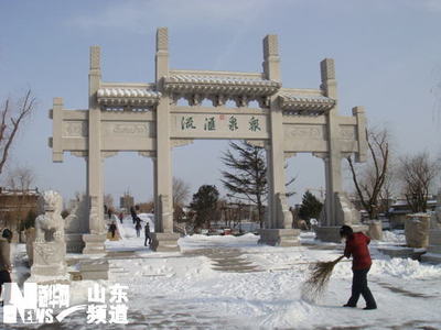 濟(jì)南落雪潤明湖