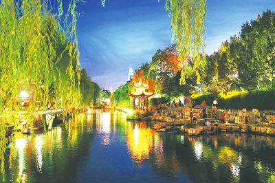 濟(jì)南:黑虎泉群護(hù)城河畔燈影璀璨 夏夜泉邊好納涼